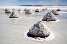 800px-Piles_of_Salt_Salar_de_Uyuni_Bolivia_Luca_Galuzzi_2006_a